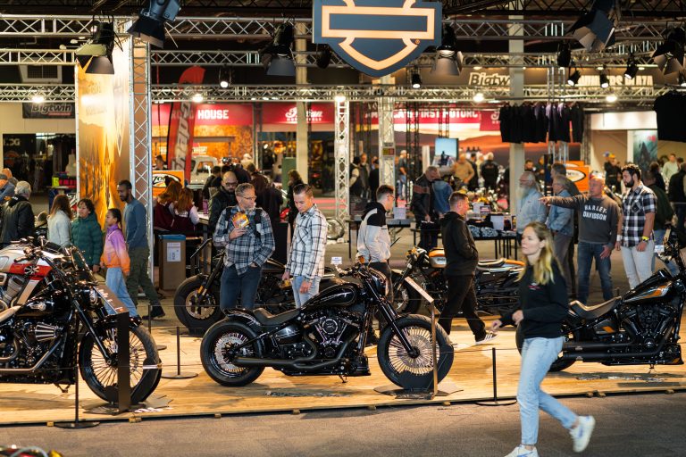 HARLEY-DAVIDSON, INDIAN MOTORCYCLE EN BMW MOTORRAD PAKKEN UIT TIJDENS DE 33E EDITIE VAN DE BIGTWIN BIKESHOW & EXPO